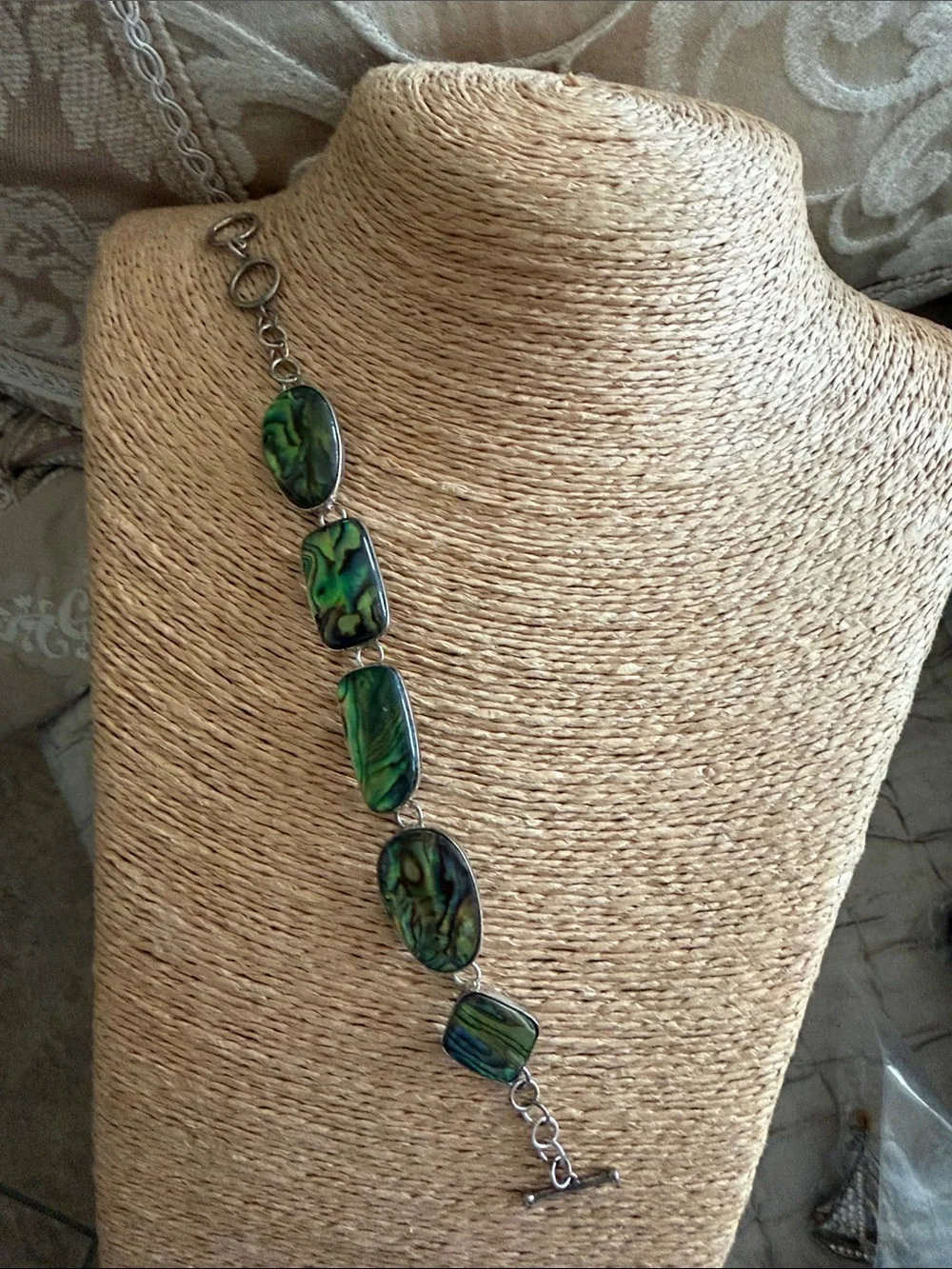 Bracelet irregular pieces of abalone shell